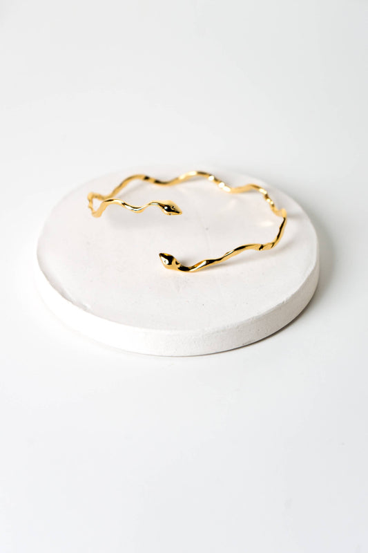 On a Plane Snake Cuff