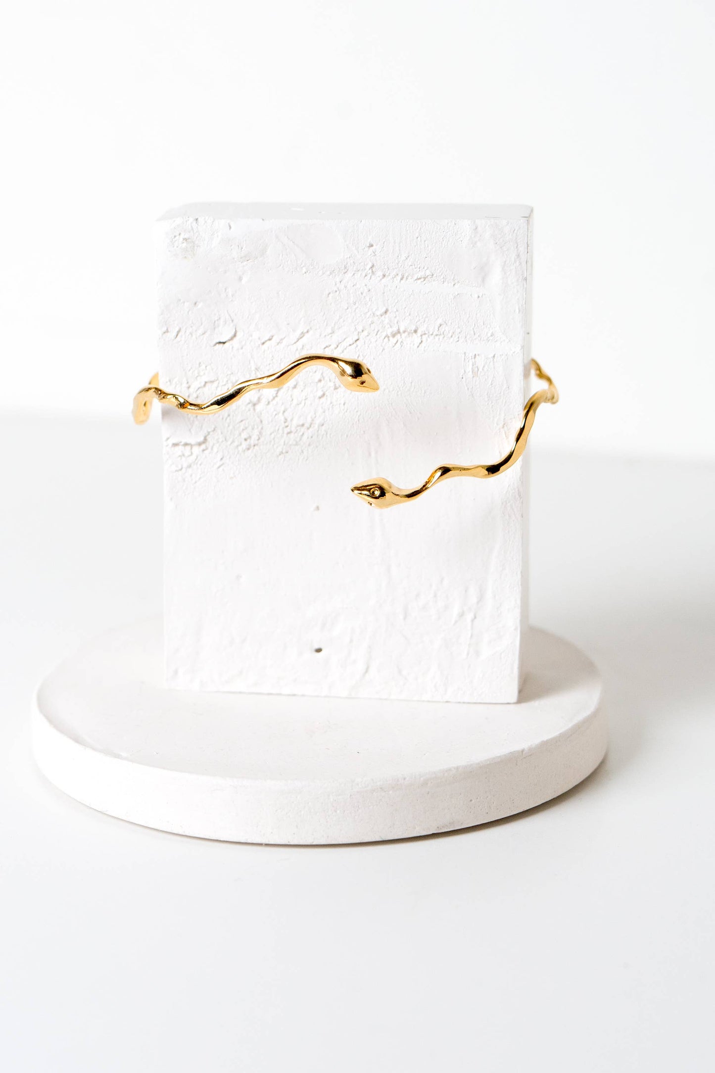 On a Plane Snake Cuff